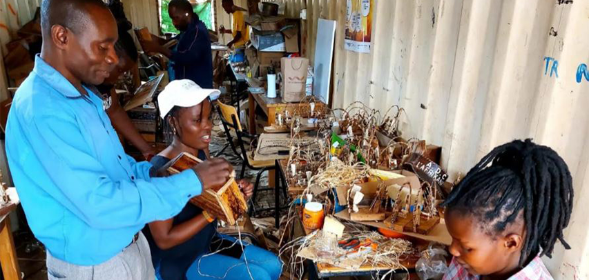 Trainees in the art craft workshop of L’AFRIKANA, September 2022