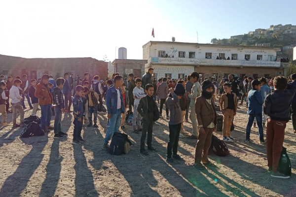 Students stand in line outside of a refurbished school in Ibb's suburbs. (Bakeel Abdujalil/Egab)