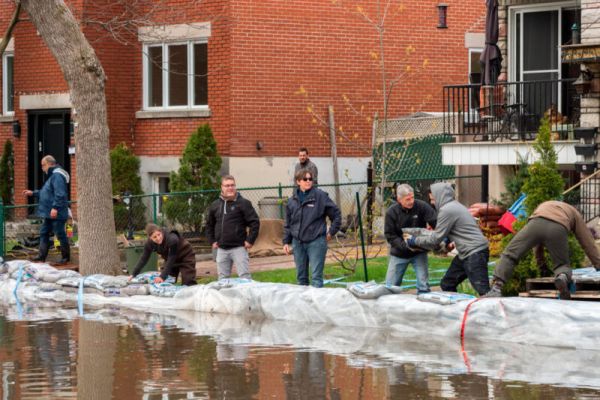 J3XA5T Montreal, Canada. 8th May, 2017. Neighbors safeguard dams with sandbags as flooding hits Cousineau street Credit: Marc Bruxelle/Alamy Live News